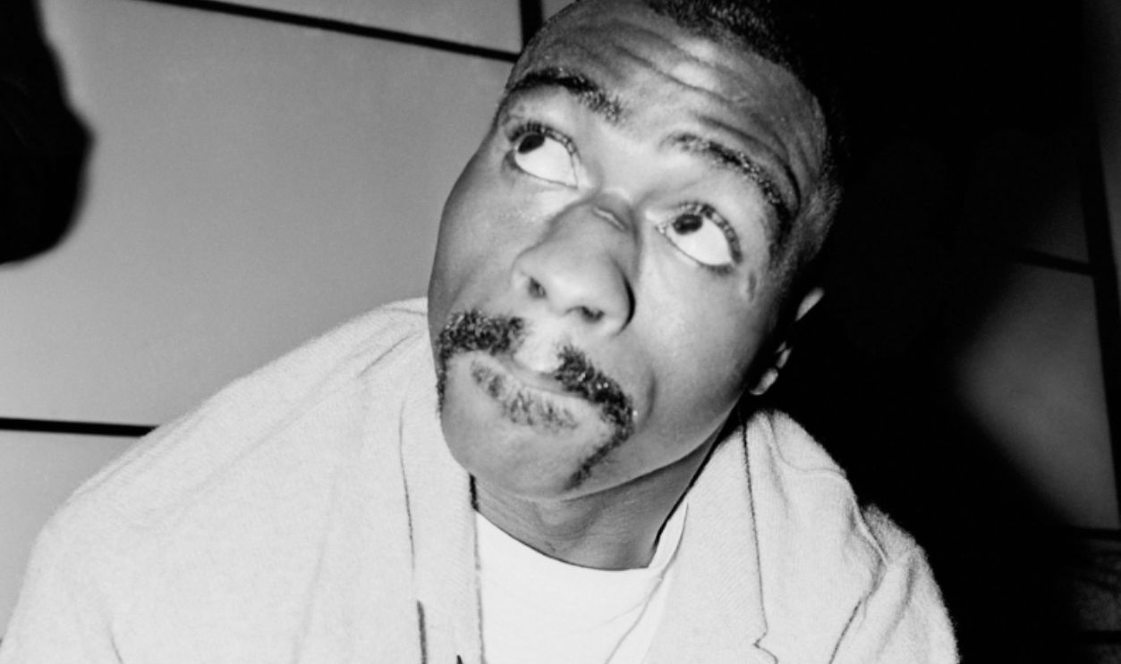 PARIS, FRANCE - 22 FEVRIER: Le boxeur Rubin 'Hurricane' Carter pendant une pesee avant un combat au Palais des Sports contre Fabio Bettini, a Paris, France le 22 fevrier 1965.