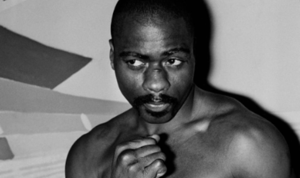 PARIS, FRANCE - 22 FEVRIER: Les boxeurs Rubin 'Hurricane' Carter et Fabio Bettini pendant une pesee avant un combat au Palais des Sports, a Paris, France le 22 fevrier 1965. 