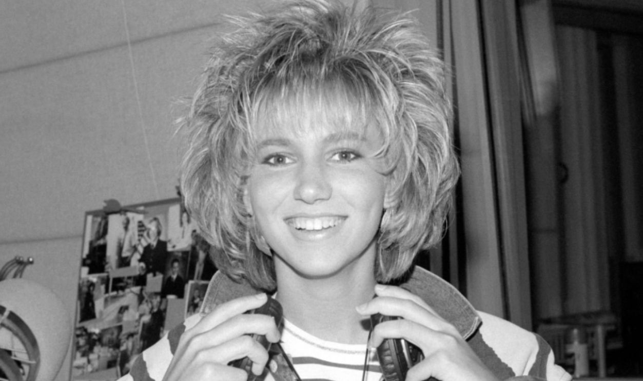 LOS ANGELES, CA - 1988: American singer-songwriter, pianist, record producer and actress Debbie Gibson visits the radio station KISS FM circa 1988 in Los Angeles, California.