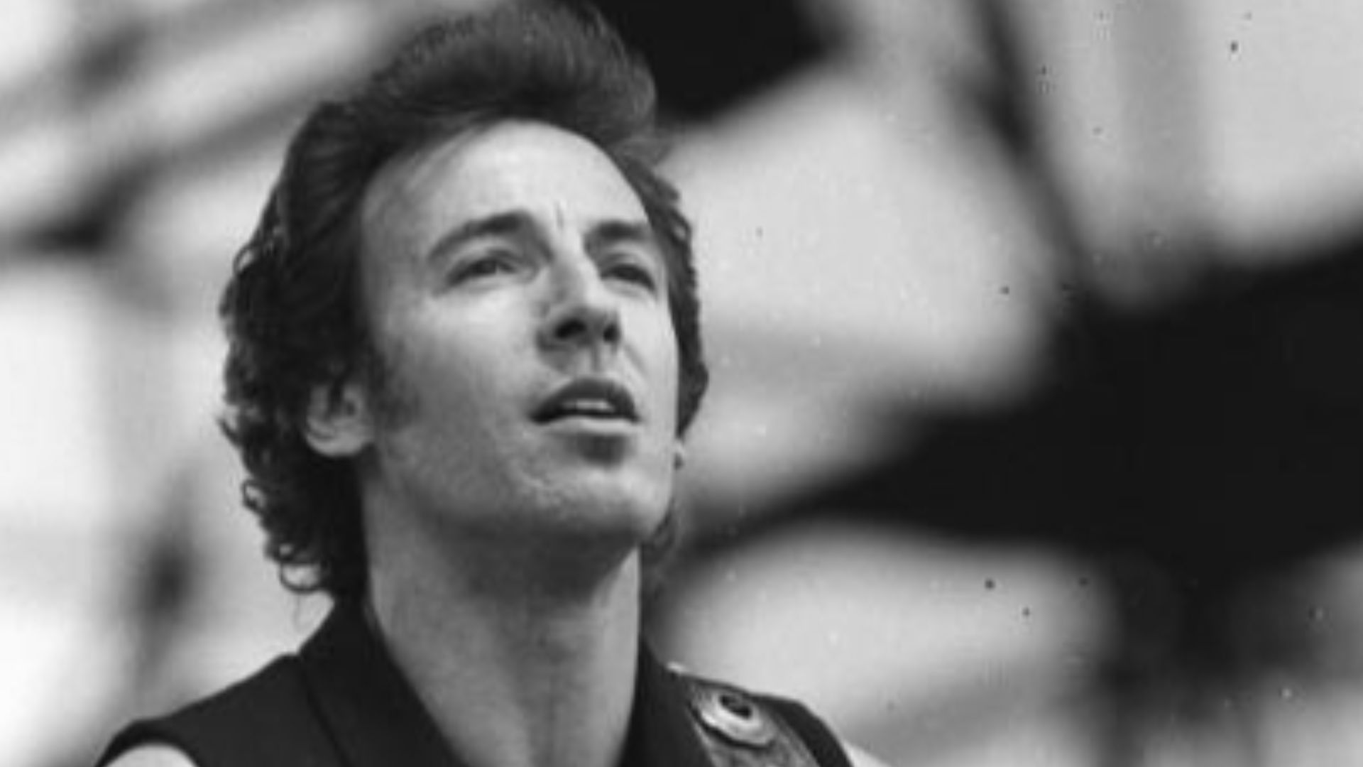 For documentary purposes the German Federal Archive often retained the original image captions, which may be erroneous, biased, obsolete or politically extreme. ADN-ZB/Uhlemann/19.7.88/Berlin: Springsteen Konzert/ Der US-amerikanische Sänger und Gitarrist