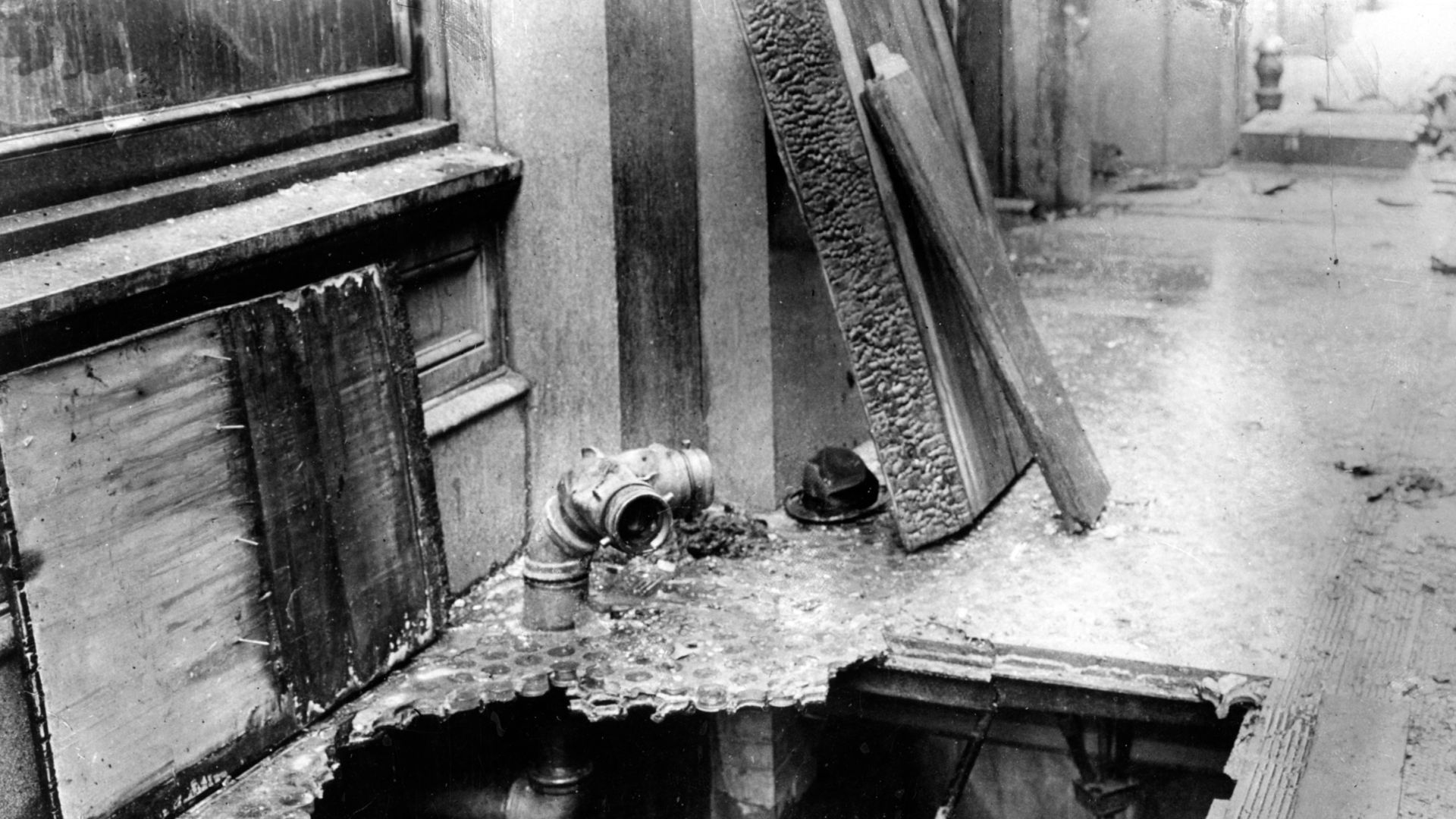 File:Photograph of a Hole at the Bottom of a Fire Escape after the Triangle Shirtwaist Factory Fire - DPLA - 4bddc078e052ec0a7daedeeac43bef07.jpg