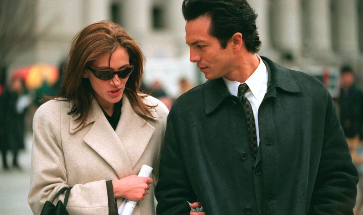 N 347999 002 3/22/99 New York City Julia Roberts And Fiance Benjamin Bratt In Front Of The Federal Supreme Court House In Nyc. They Are Filming An Episode Of