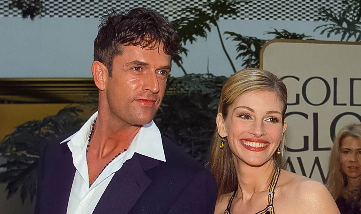 BEVERLY HILLS, CALIFORNIA - JANUARY 18 : Julia Roberts and Daniel Moder arrive at the 55th Annual Golden Globes Awards Show, January 18, 1998 in Beverly Hills, California.