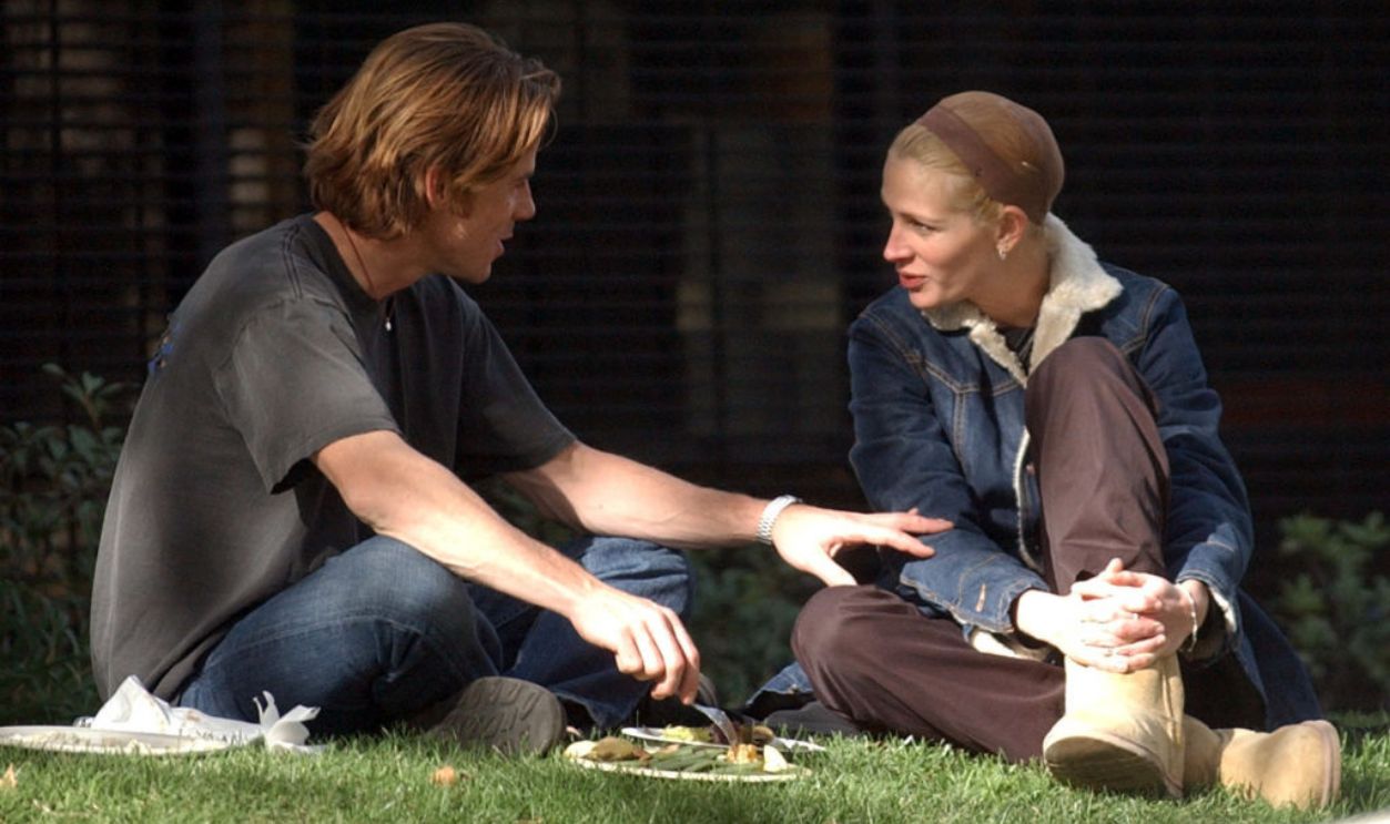 LOS ANGELES, CA - NOVEMBER 28: Danny Moder and Julia Roberts are seen on November 28, 2001 in Los Angeles, California.