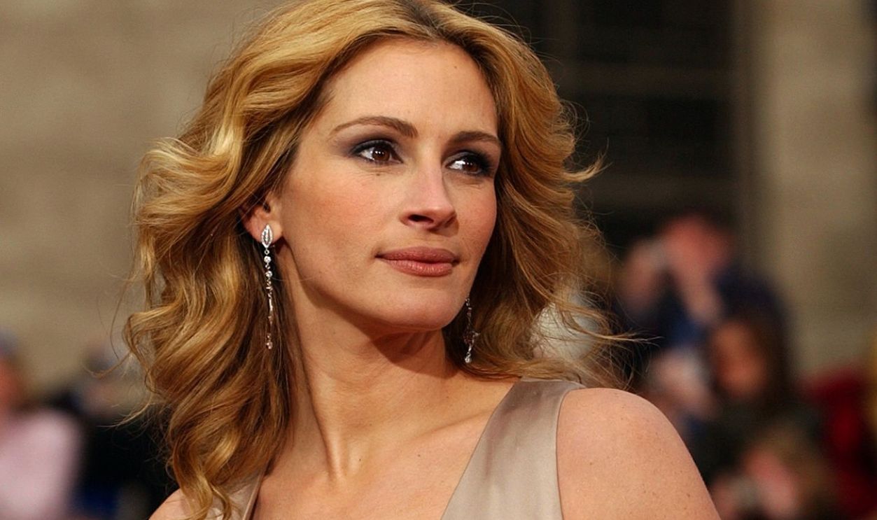 Julia Roberts arrives at the 76th Annual Academy Awards at the Kodak Theatre in Los Angeles, Calif., Sunday, February 29, 2004. LOS ANGELES TIMES PHOTO BY ^^^