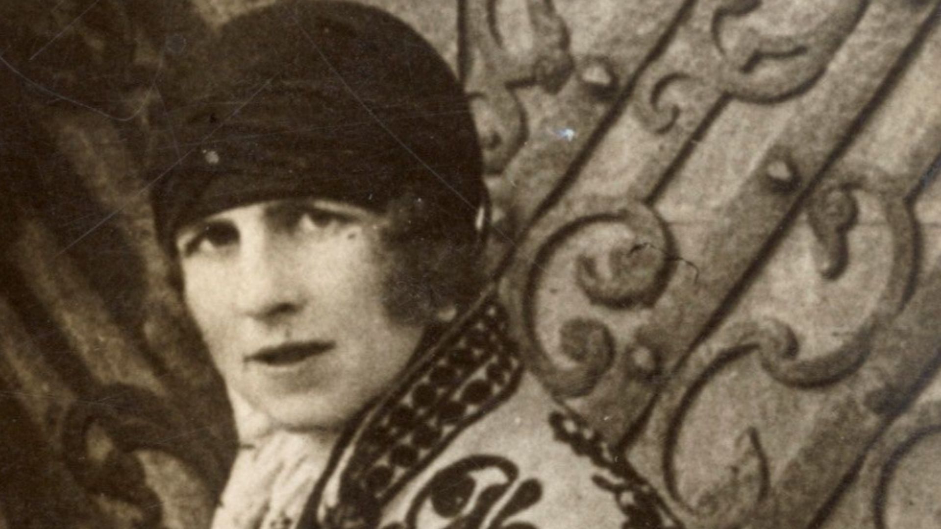 Omschrijving: Vorstenhuizen, koningshuis Roemenië. Prins Carol II van Roemenië met zijn echtgenote prinses Helena van Griekenland, in het paleis Peles in Sinaia. Roemenië, 1926-1928.