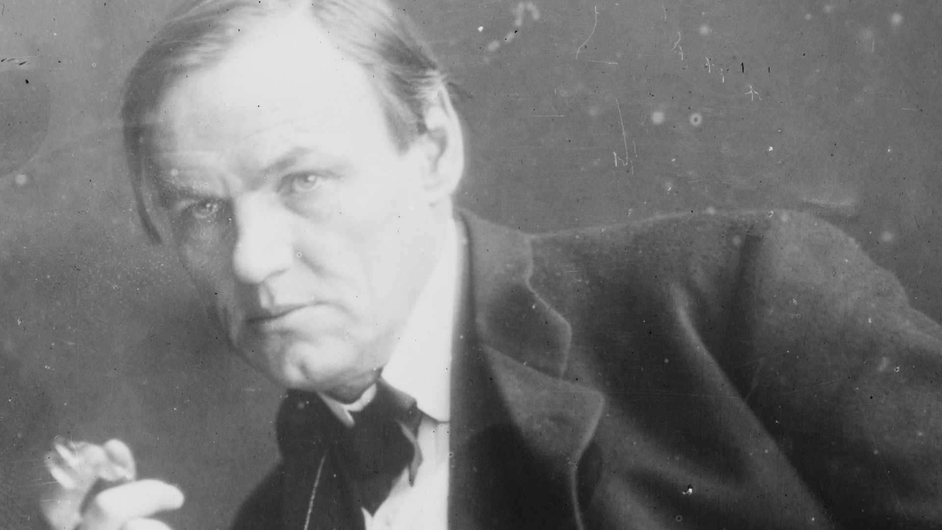 Title: Clarence Darrow, 3/4 standing, one leg raised
Abstract/medium: 1 negative : glass ; 5 x 7 in. or smaller.