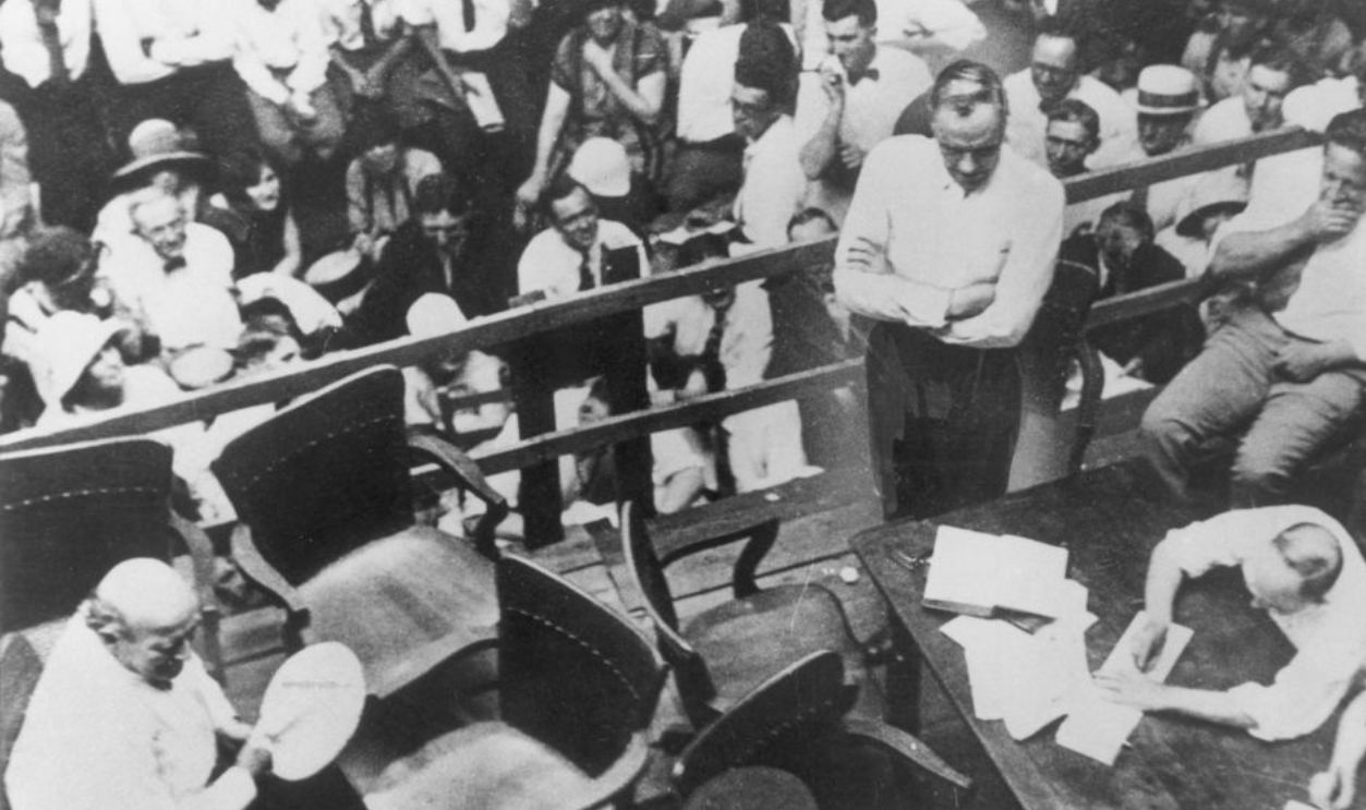 July 1925: High-angle view of Clarence Darrow (1857 - 1938) defence lawyer (right) questioning William Jennings Bryan (1860 - 1925), director of the prosecution, about the Bible during the Scopes 'Monkey Trial', Dayton, Tennessee. 