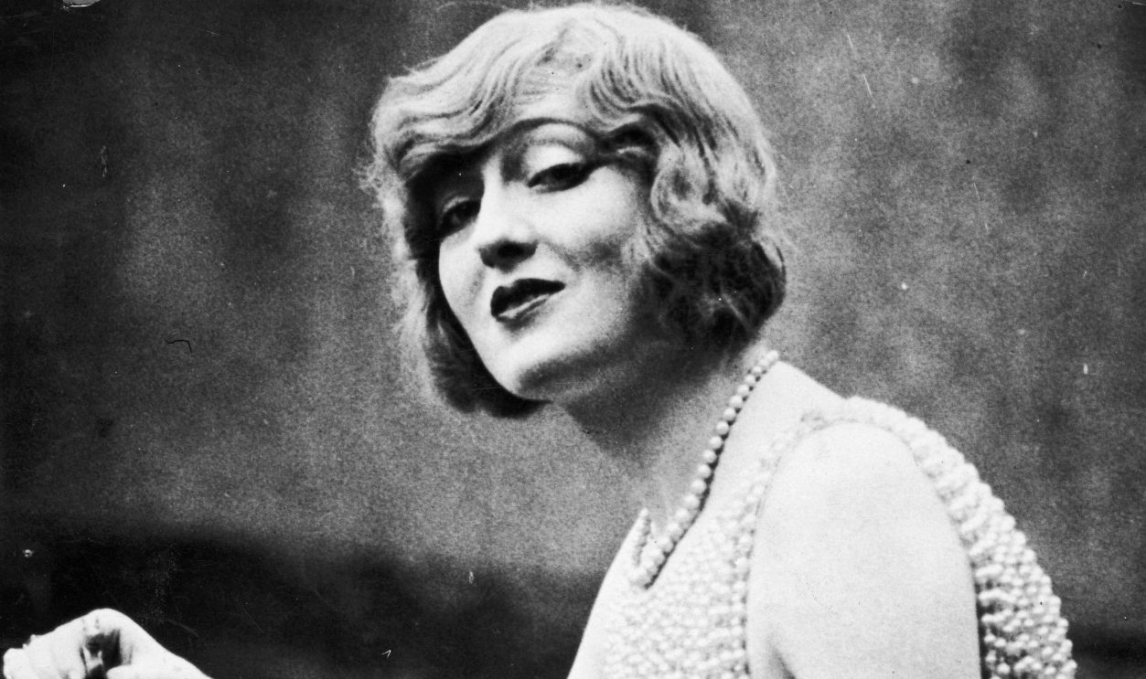 American stage actress and socialite Peggy Hopkins Joyce (1893 - 1957), playing chess, circa 1925.