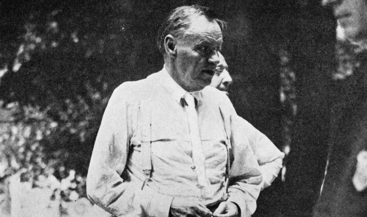 American lawyer and activist Clarence Darrow (1857 - 1938) questions prosecutor, former Secretary of State, and fundamentalist preacher William Jennings Bryan on the courthouse lawn during the 'Scopes Monkey Trial' in which school teacher John Scopes was prosecuted and convicted for teaching the theory of evolution in violation of Tennessee's Butler Act, Dayton, Tennessee, July 20, 1925.