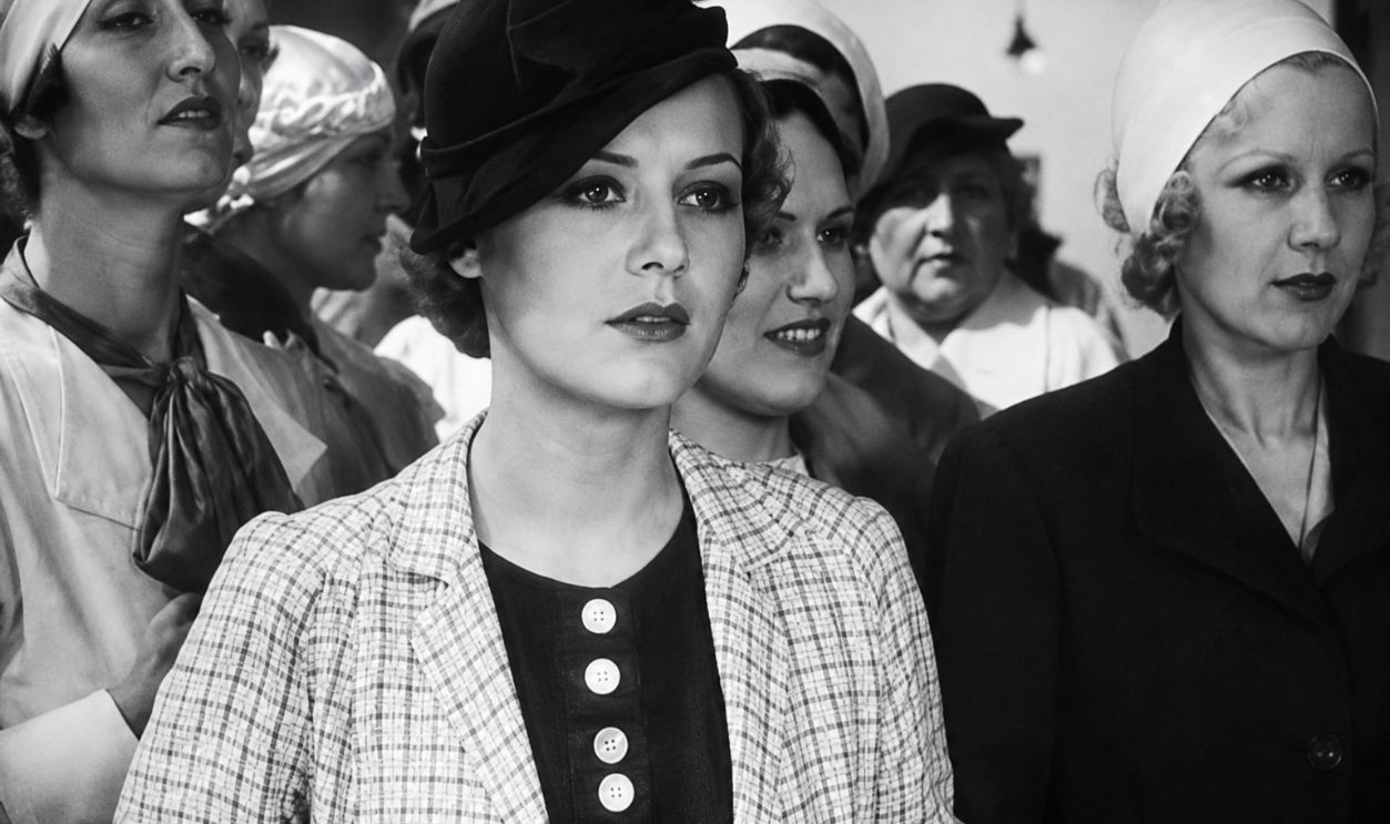Gloria Stuart in Here Comes the Navy