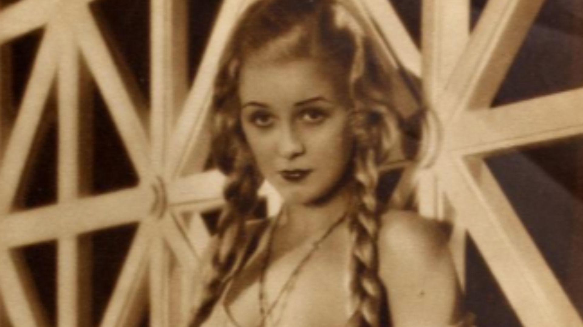 Gloria Stuart in Cine-Mundial magazine