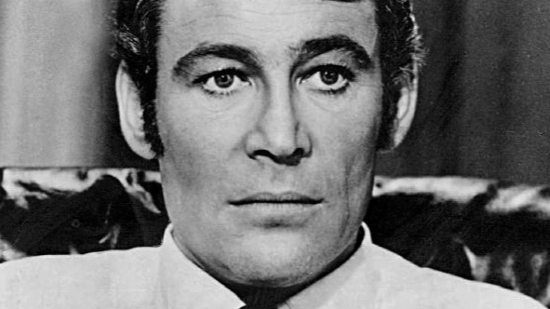 Publicity photo of Peter O'Toole for TV film, Present Laughter.