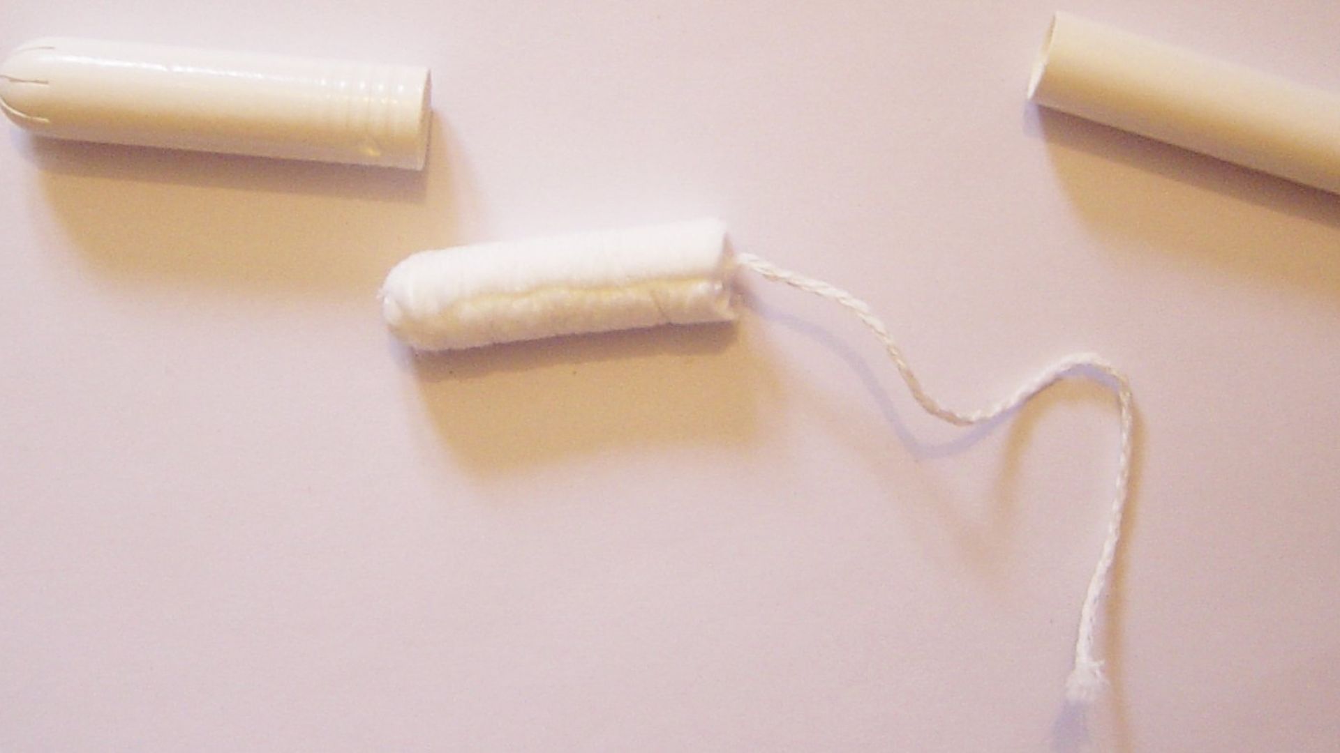 File:Elements of a tampon with applicator.jpg