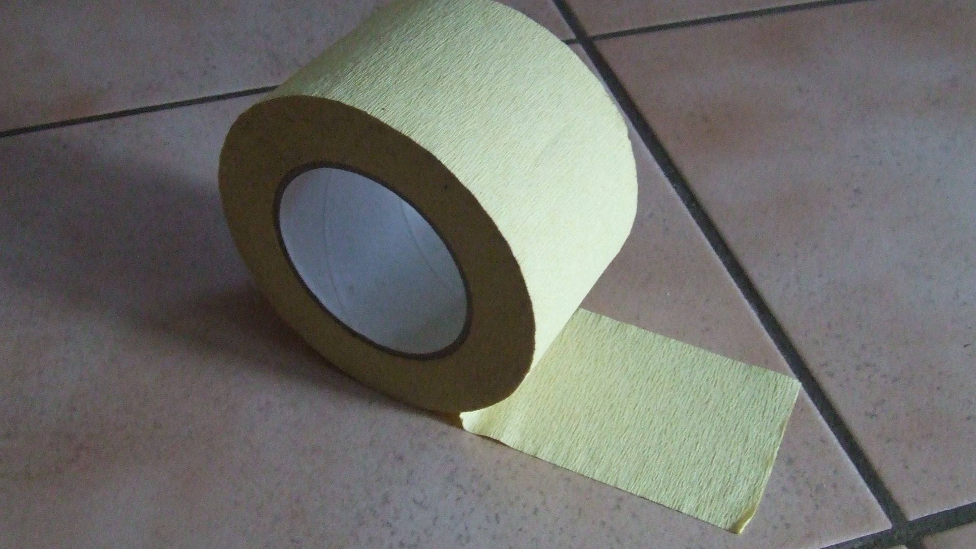 Eine Rolle breites Malerkrepp-Klebeband.
