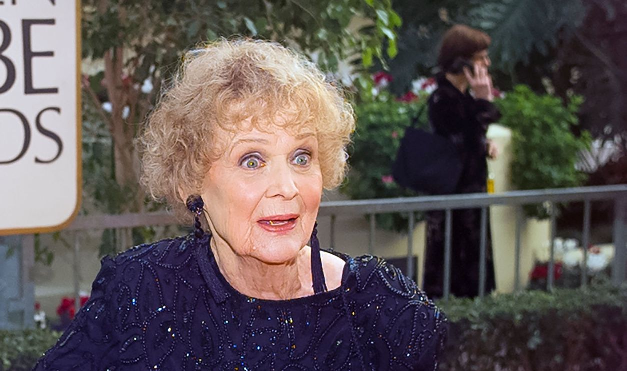 BEVERLY HILLS, CALIFORNIA - JANUARY 18 : Gloria Stuart arrives at the 55th Annual Golden Globes Awards Show, January 18, 1998 in Beverly Hills, California.