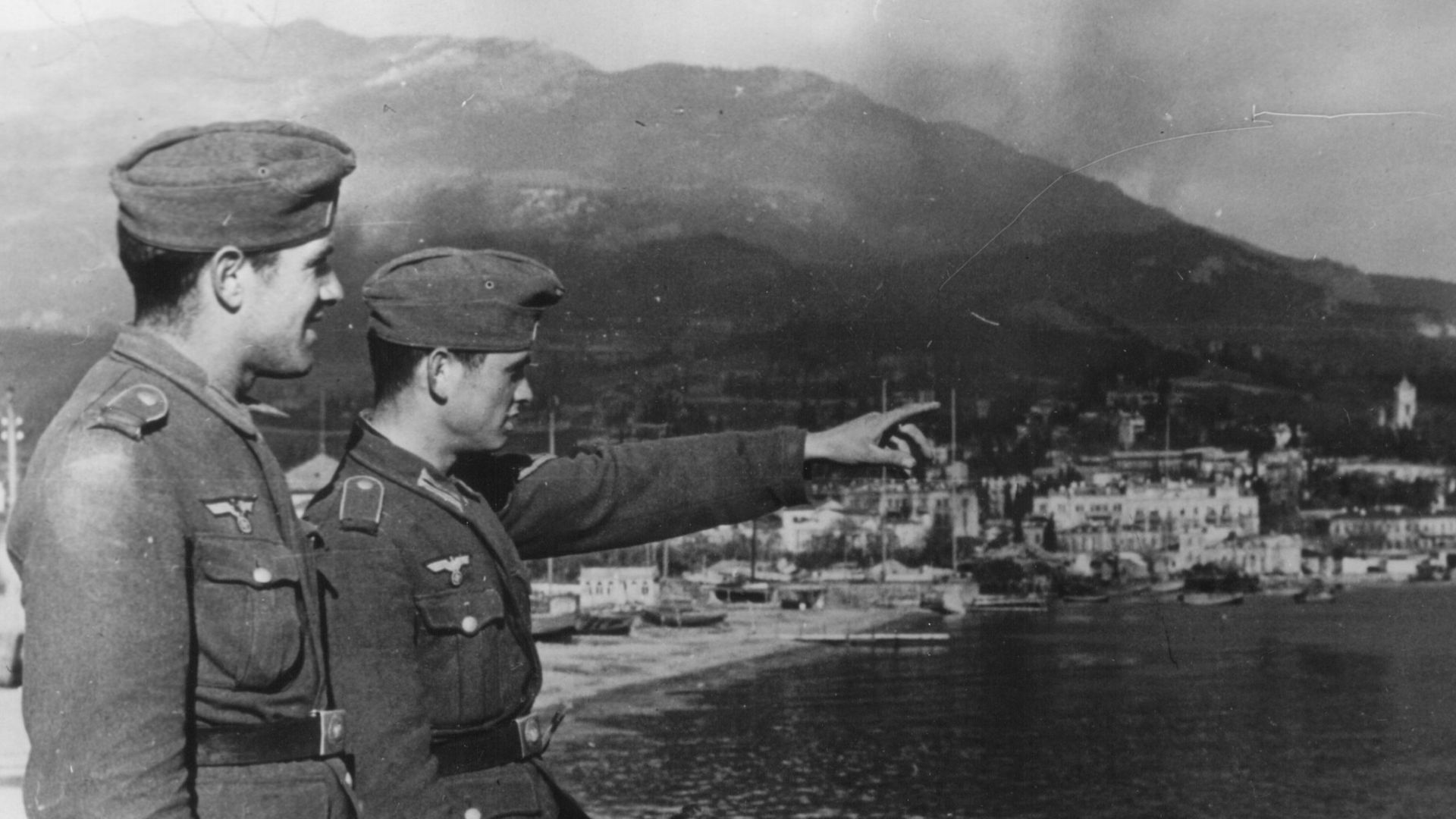 Zajęcie Jałty przez wojska niemieckie. Dwaj żołnierze oglądają panoramę miasta. Widoczny fragment Morza Czarnego i port.