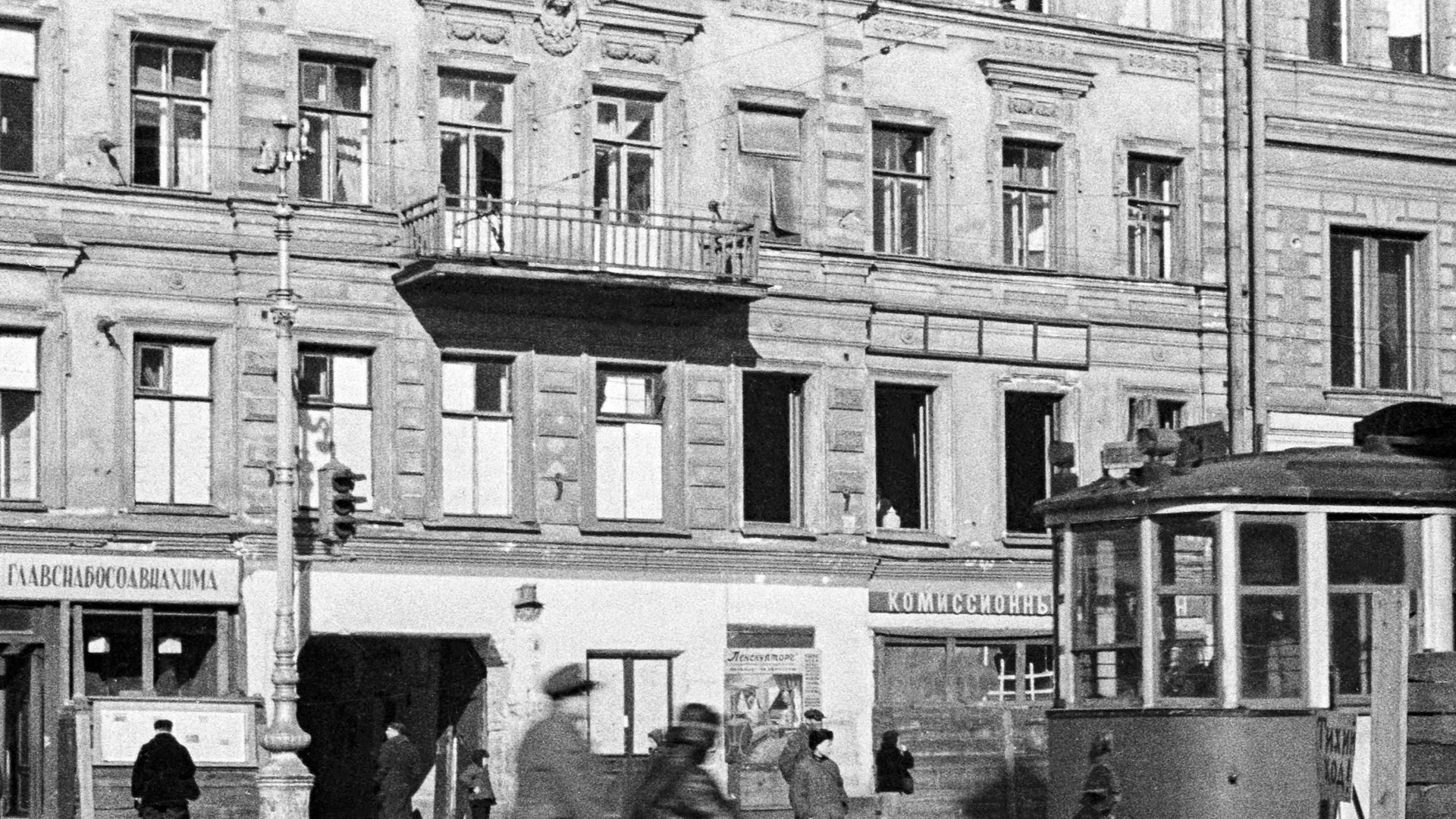 Вид повреждённого жилого квартала на углу проспекта 25-го Октября (ныне Невский) и улицы Марата после вражеской бомбардировки. Ленинград, 1943 г. Фото М. Трахмана. Главархив Москвы