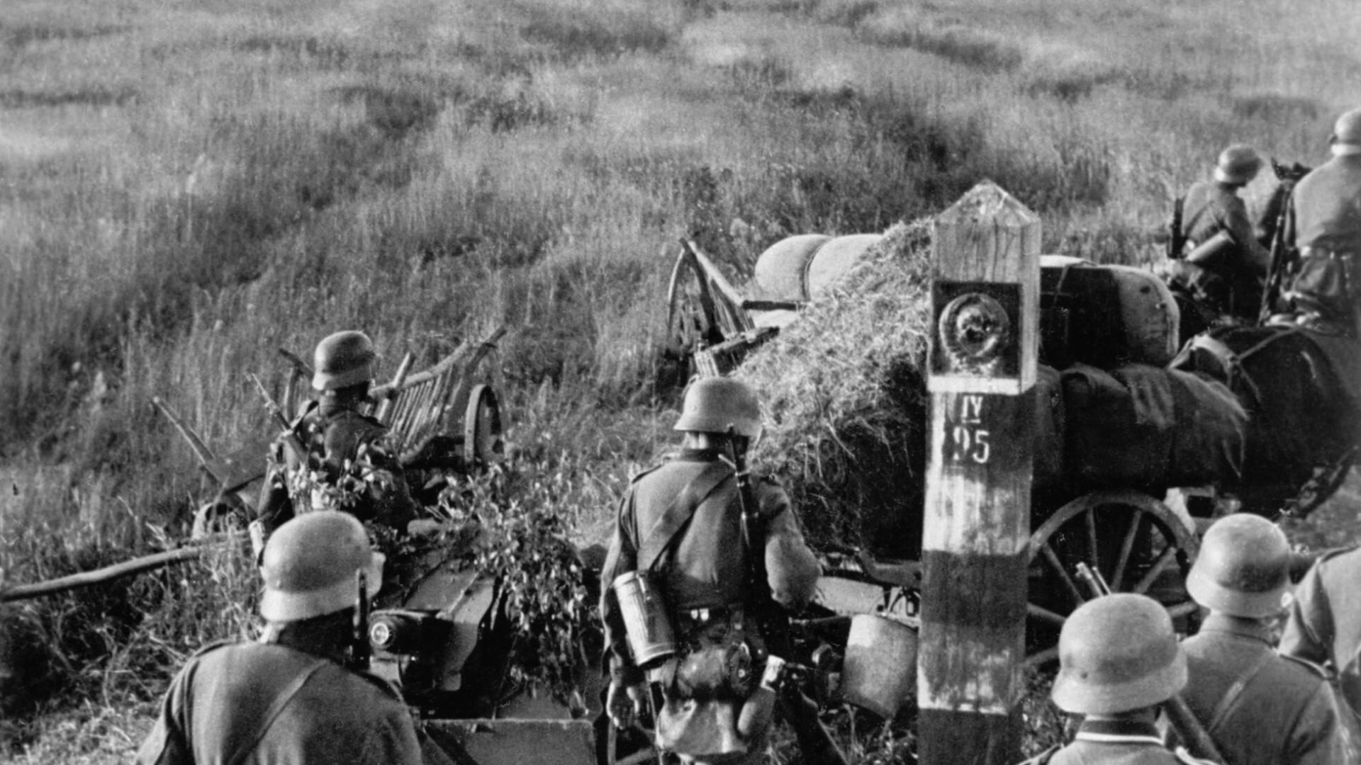 German troops with a 7.5 cm leichtes Infanteriegeschütz 18 cannon crossing the Soviet border during Operation Barbarossa, near the border marker IV/95. The location was determined by border marker number as the right bank of the Solokiya river, Chervonohr