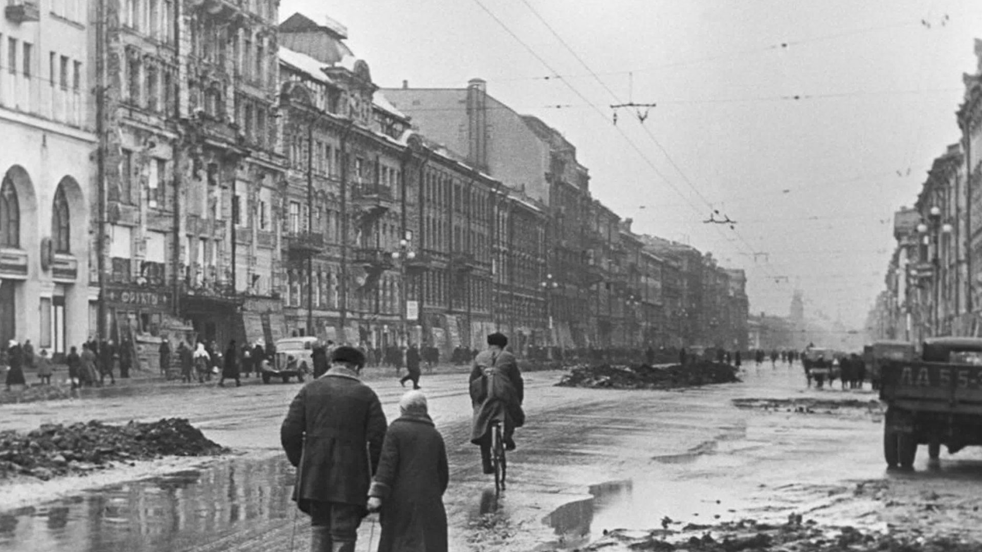“In besieged Leningrad”. Leningradians on Nevsky avenue during the siege.