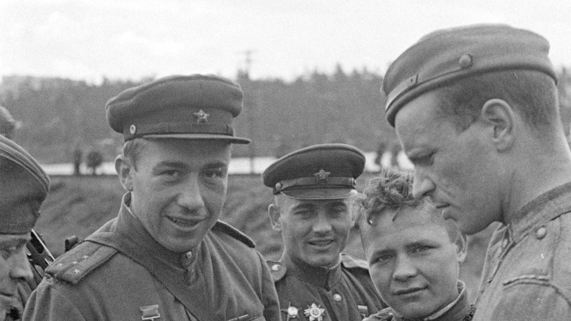 A Soviet officer (left) and a Finnish corporal comparing their watches during the ceasefire of the Continuation War. Vyborg, Sorvali railroad bridge area.