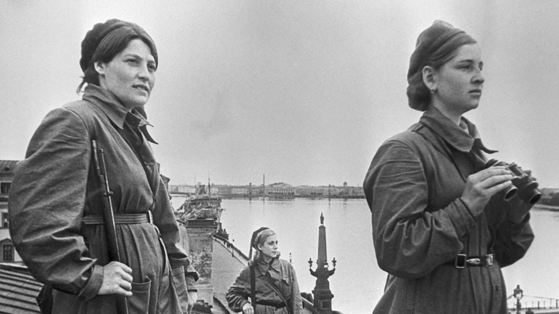 “Girls on duty”. Girls on duty on the roof in besieged Leningrad. Air defense.