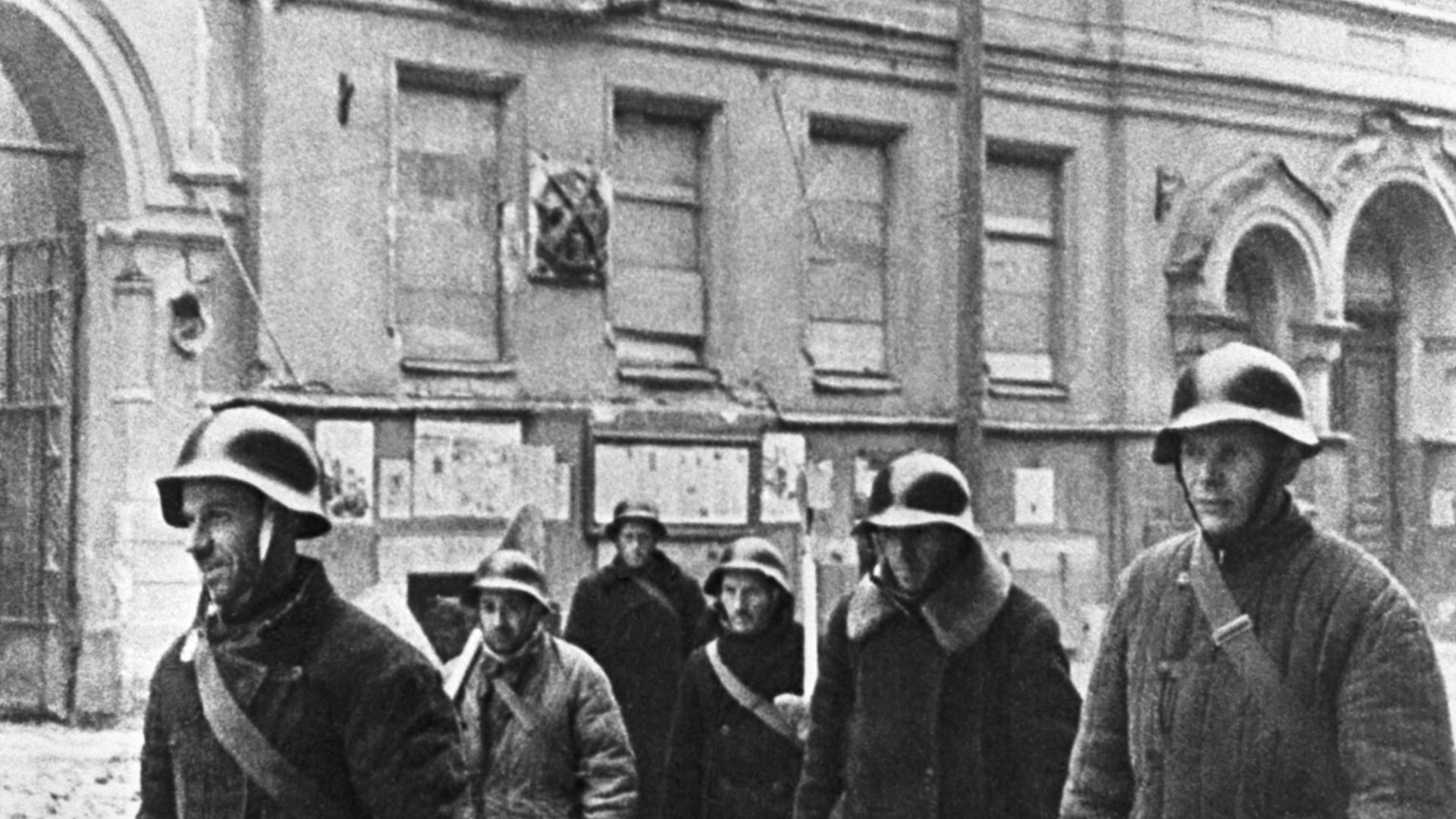 Бригада подрывников Фрунзенского района выносит из дома неразорвавшуюся авиабомбу.