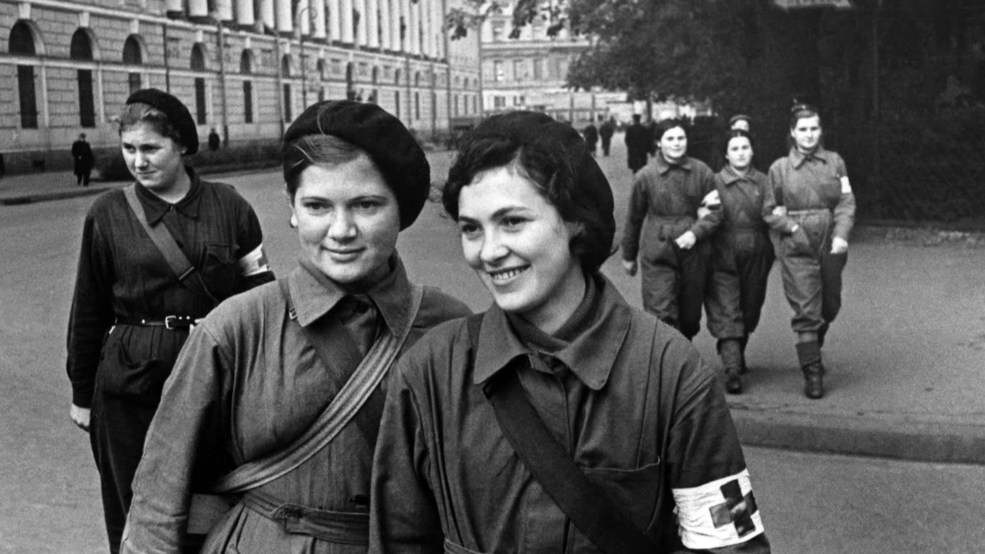 Девушки-участницы санитарной дружины на площади Островского в Ленинграде.