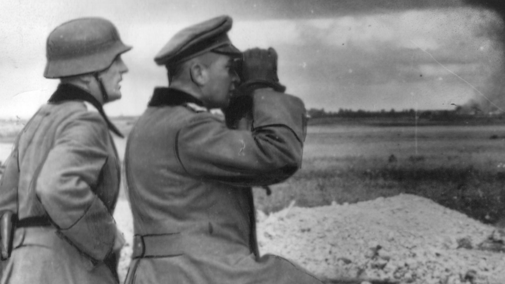 Oficerowie obserwują ogień artyleyjski nad Leningradem. Z lornetką gen. Walter Kruger, dowódca 1. dywizji pancernej.