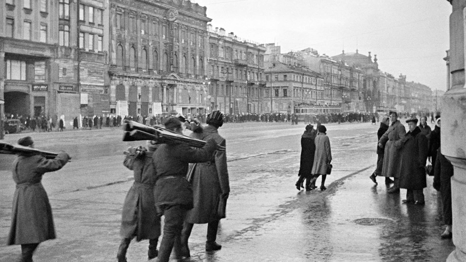 “Wood procurement in Leningrad, October 1942”. Wood procurement in Leningrad, October 1941.