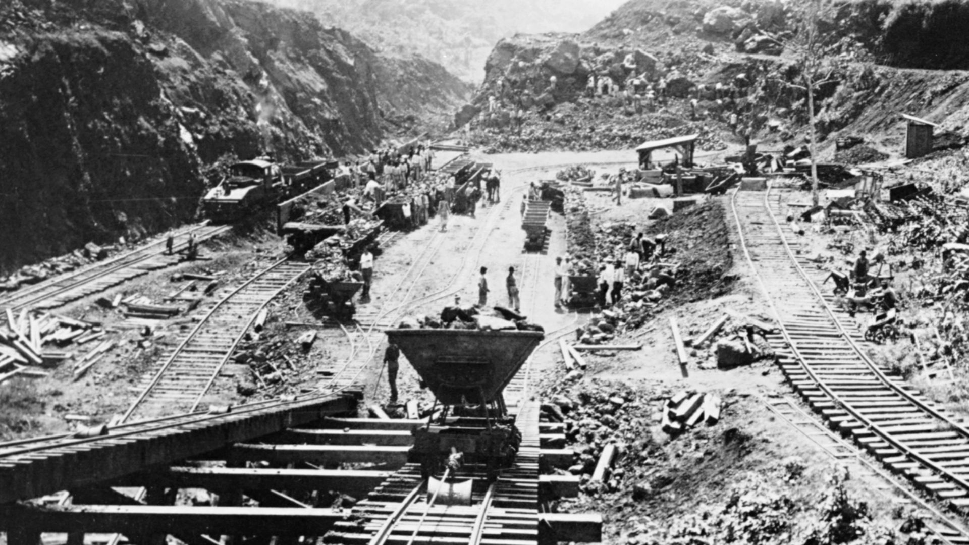 Excavation and removal of dirt at the Culebra Cut, Panama Canal