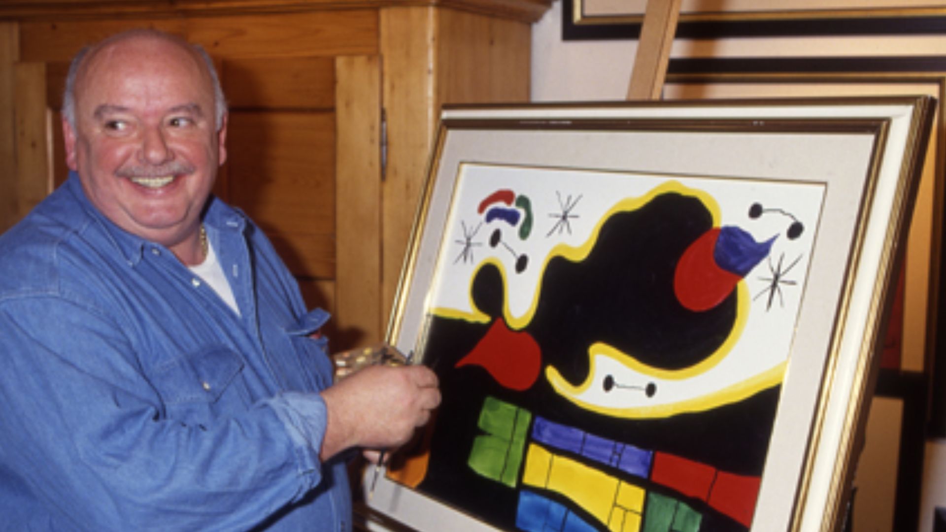 Konrad Kujau, author of the Hitler-Diaries, King of Forger and Fright of all Historians, in front of one of his Works. This photo was shot in 1992 in his Galerie in Stuttgart, Germany.