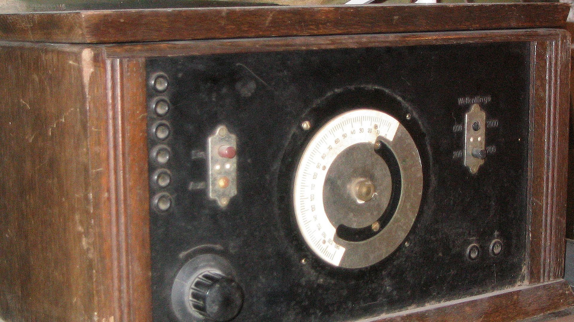 Antique radio (type unknown)