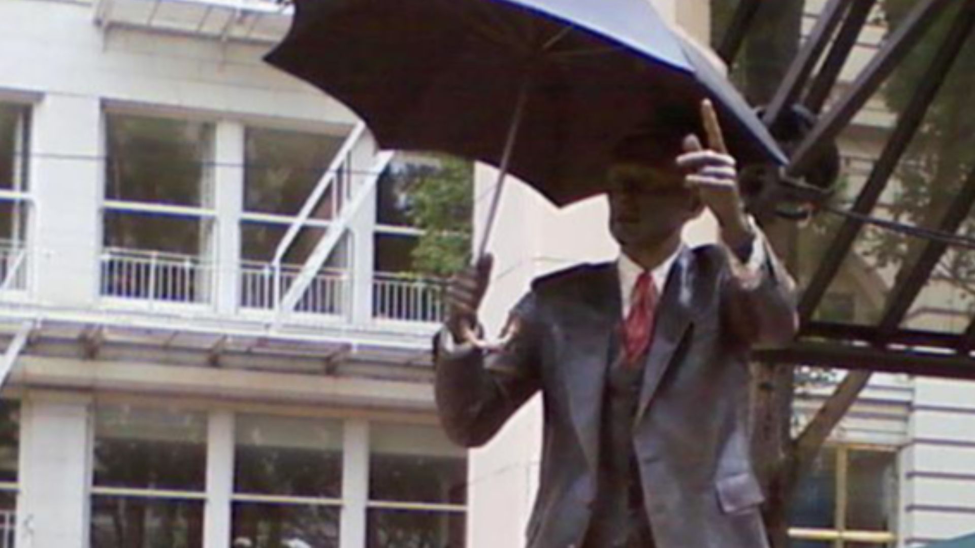 'Allow Me' Sculpture in Pioneer Courthouse Square, Portland, Oregon, United States.