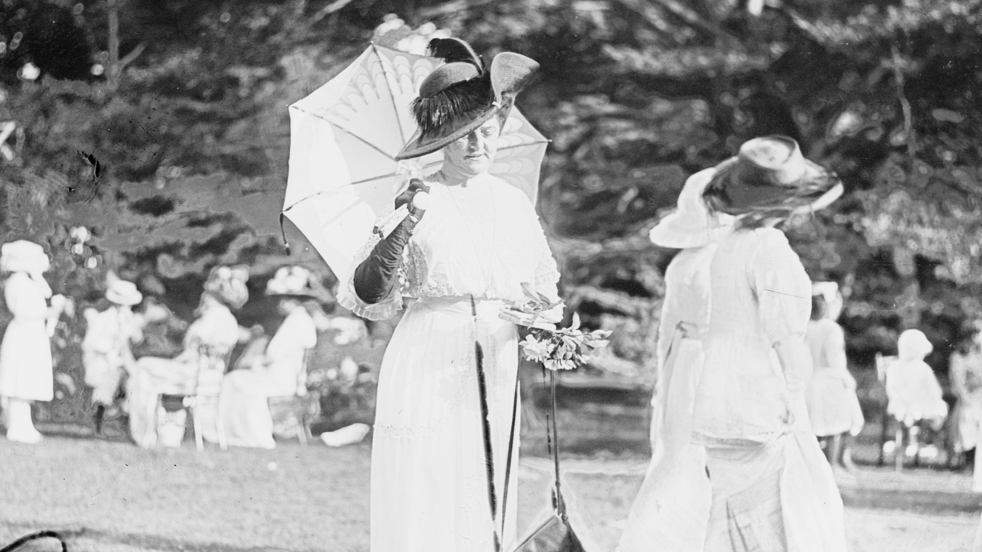 Title: Mrs. Burke Roche on lawn with parasol
Abstract/medium: 1 negative : glass ; 5 x 7 in. or smaller.