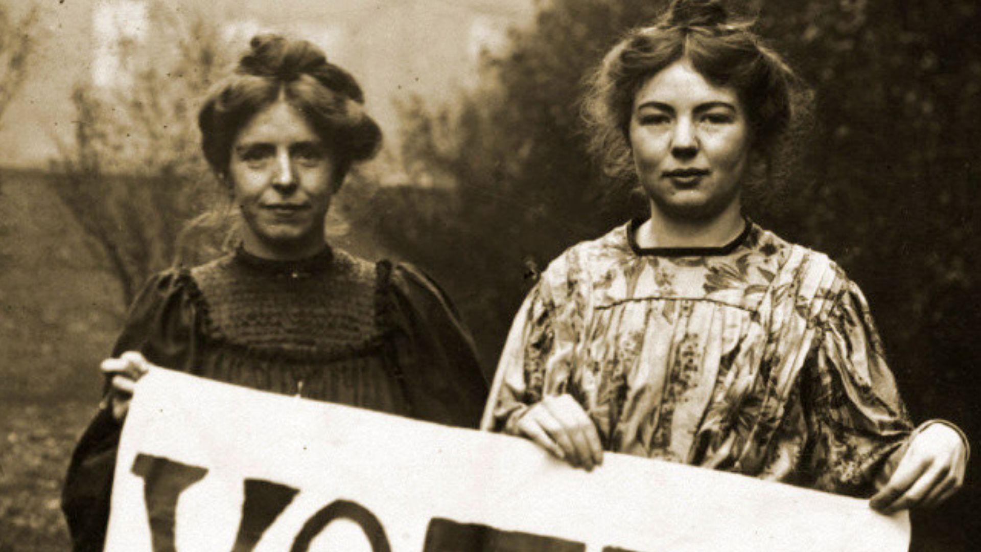 WSPU leaders Annie Kenney (left) and Christabel Pankhurst
Esperanto:  eo:Annie Kenney (maldekstre) kaj eo:Christabel Pankhurst, du el la fondintoj de la Virina Socia kaj Politika Unio
Español:  es:Annie Kenney (izq.) y es:Christabel Pankhurst, líderes del