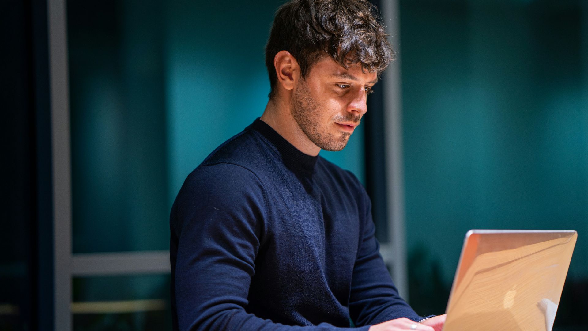 man in black long sleeve shirt using macbook