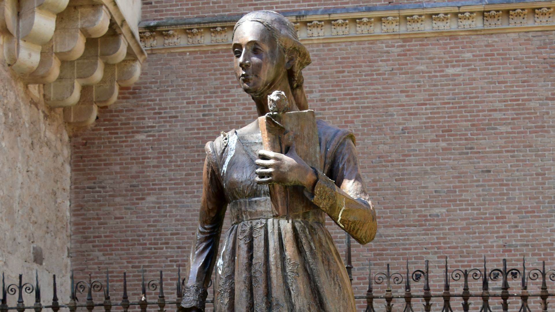 Statue of Catherine of Aragon, Alcala de Henares (1)