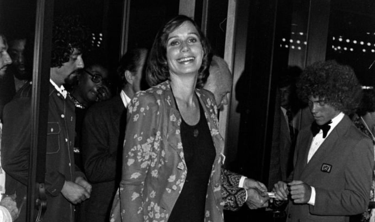Sally Kellerman (C) attends the Los Angeles opening of 'A Little Night Music' at the Shubert Theater on June 24, 1974. 