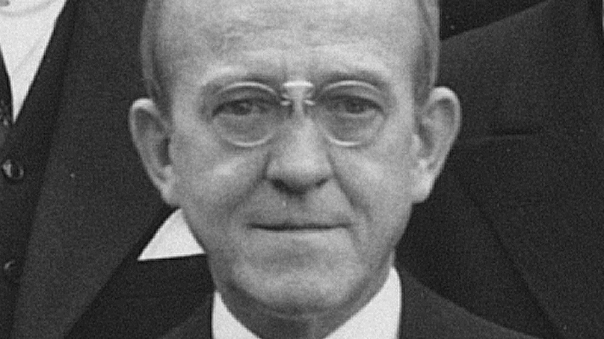 Portrait of Oswald T. Avery, cropped from a Rockefeller Institute for Medical Research staff photograph.