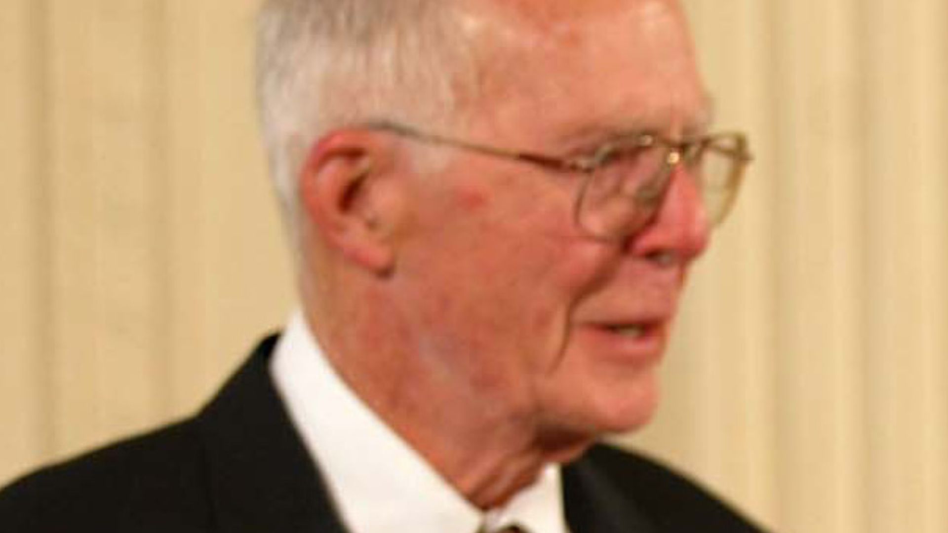 Raymond Davis, Jr. receives the Medal of Science from President Bush, with OSTP Director Marburger looking on.