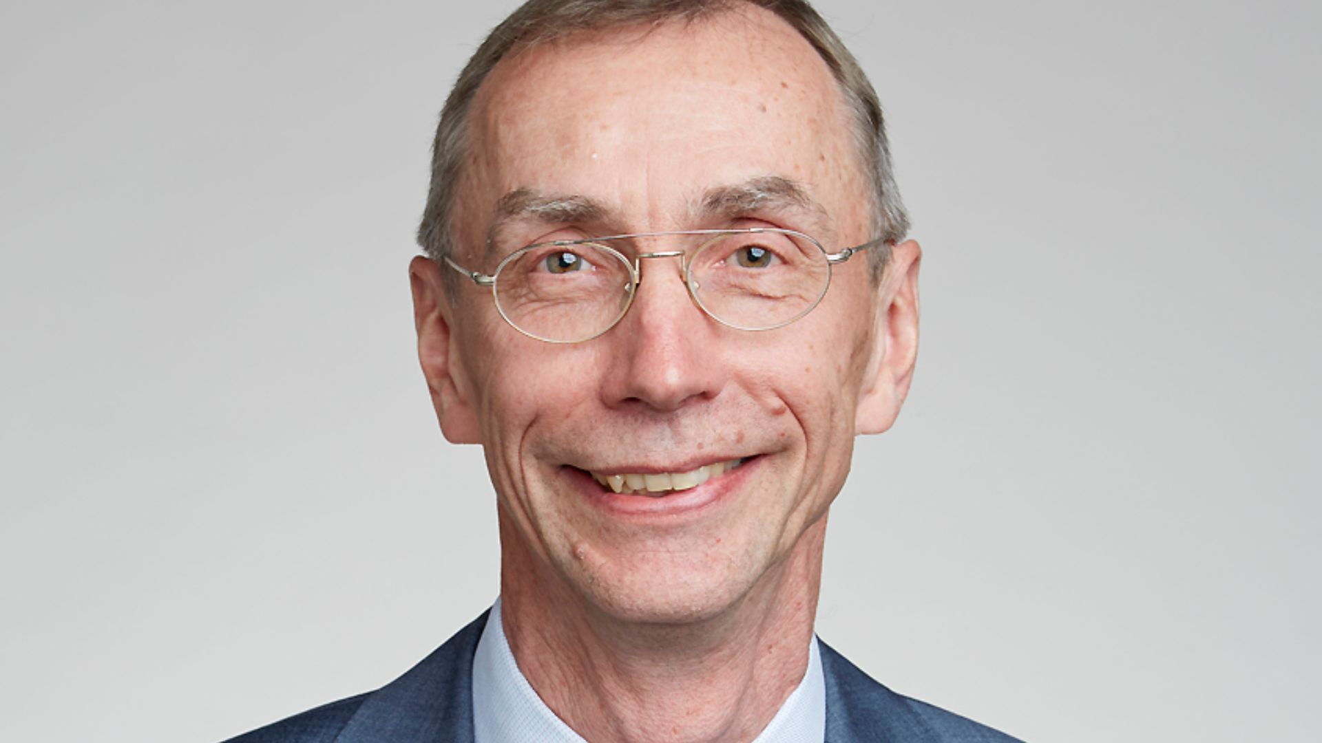 Svante Pääbo (born 20 April 1955) is a Swedish biologist specializing in evolutionary genetics. One of the founders of paleogenetics, he has worked extensively on the Neanderthal genome. 
 This file is licensed under the Creative Commons Attribution-Share