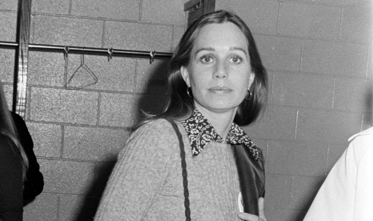 Sally Kellerman serves as a celebrity usher during the Four for McGovern Benefit Concert in Los Angeles on April 17, 1972.