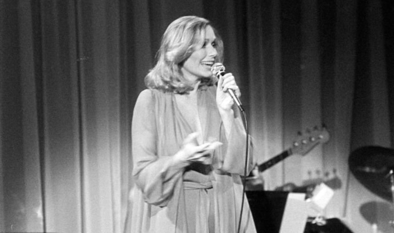 Sally Kellerman performs onstage during the opening of her engagement at Studio 1 in Los Angeles, California, on May 4, 1976. 