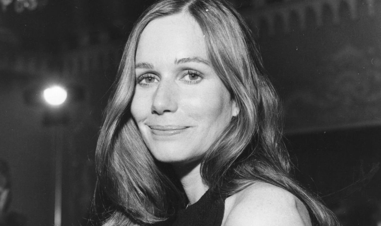 26th March 1973: Sally Kellerman ( 1938 - ) the leading lady who recently starred in 'Lost Horizon' is attending a reception at the Dorchester Hotel in London. 