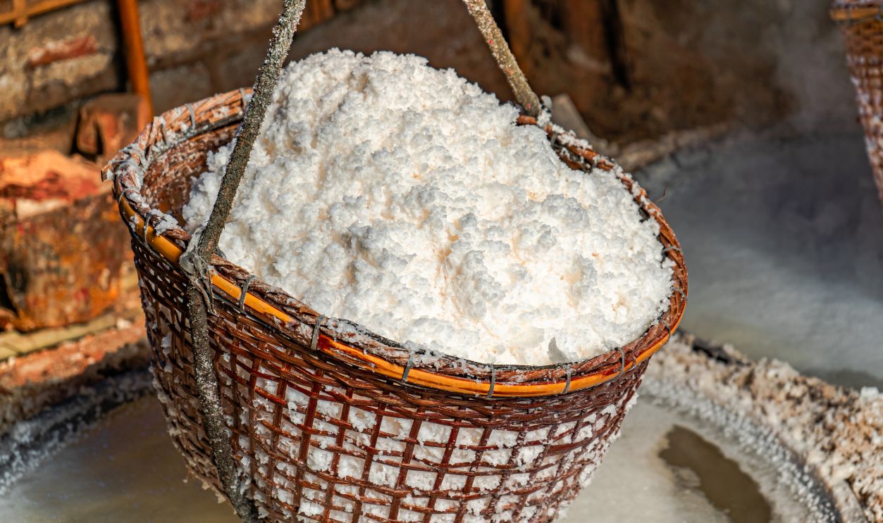 Ancient salt production was achieved by boiling water from underground to form salt crystals and then scooping them up to dry them as a seasoning.