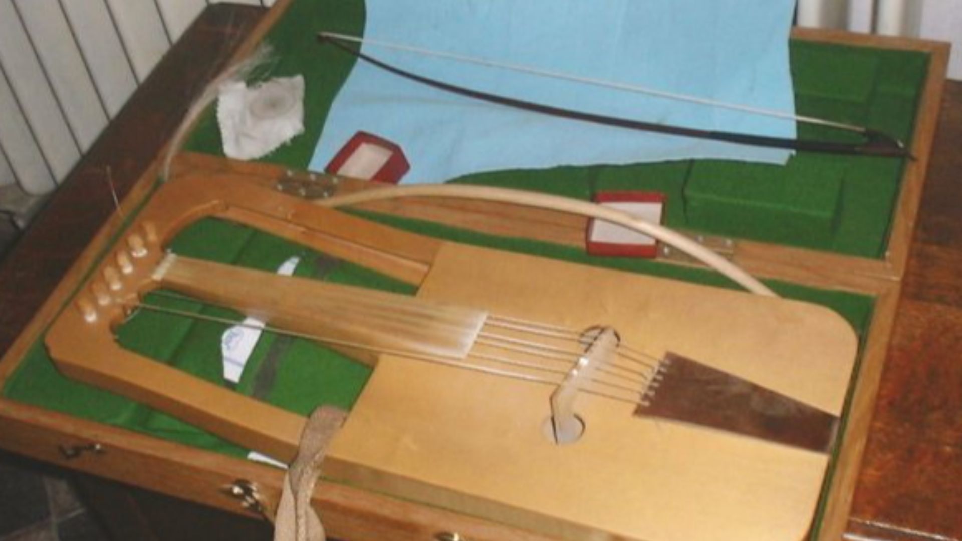 A crwth in its case. A modern instrument belonging to Cass Meurig, a copy made by Guy Flockhart of an 18th-century instrument in the National Library of Wales. Photo by Harry Campbell of Gwybodiadur.co.uk taken at the 2003 National Eisteddfod.