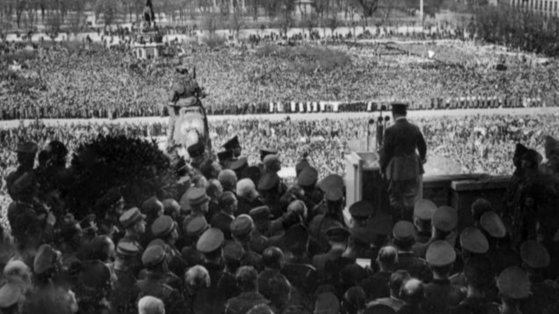 For documentary purposes the German Federal Archive often retained the original image captions, which may be erroneous, biased, obsolete or politically extreme. This description has been identified as biased or incorrect: Nazi terminology (in Scherl versi
