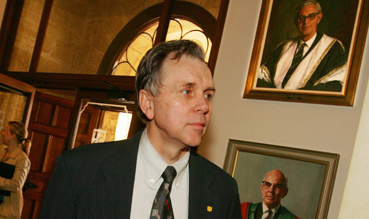 Getty Images - 55848431 - Nobel laureate Professor Barry Marshall arrives for a press conference at the University of Western Australia.