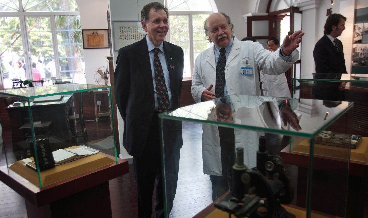 Getty Images - 81556361 - Australian physician Barry J. Marshall (L) visits the muniment room of Nanjing Drum Tower Hospital on June 12, 2008 in Nanjing of Jiangsu Province, China. Barry J. Marshall of the University of Western Australia, shares the Nobel Prize in Medicine with J. Robin Warren of Australia in 2005.
